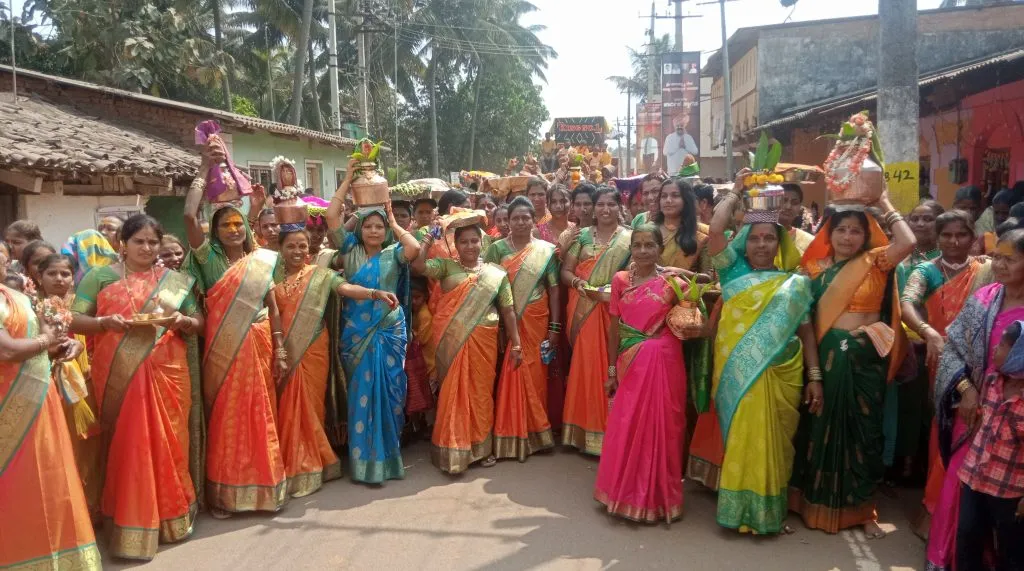 नंदगड येथील लक्ष्मीदेवीची ओटी भरण्यासाठी अमाप उत्साह Immense enthusiasm to fill the temple of Goddess Lakshmi at Nandgad