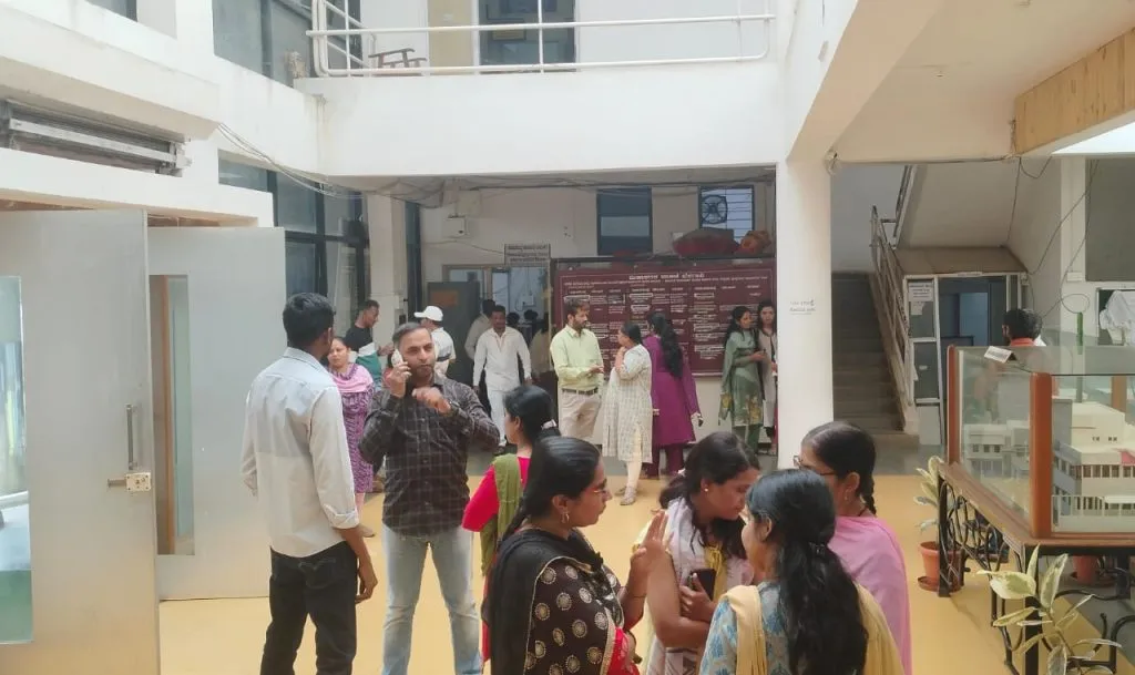 सर्व डेटा एन्ट्री ऑपरेटर्सना स्वतंत्र कॉम्प्युटर उपलब्ध करणार All data entry operators will be provided with separate computers.