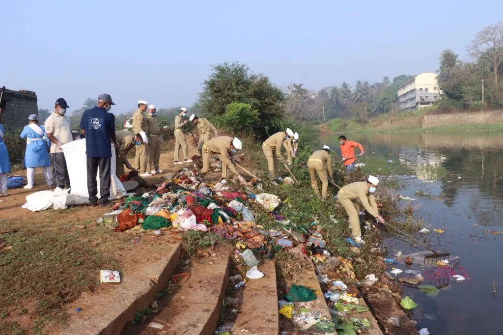 Cleanliness of the riverbank on behalf of Sant Nirankar Mission
