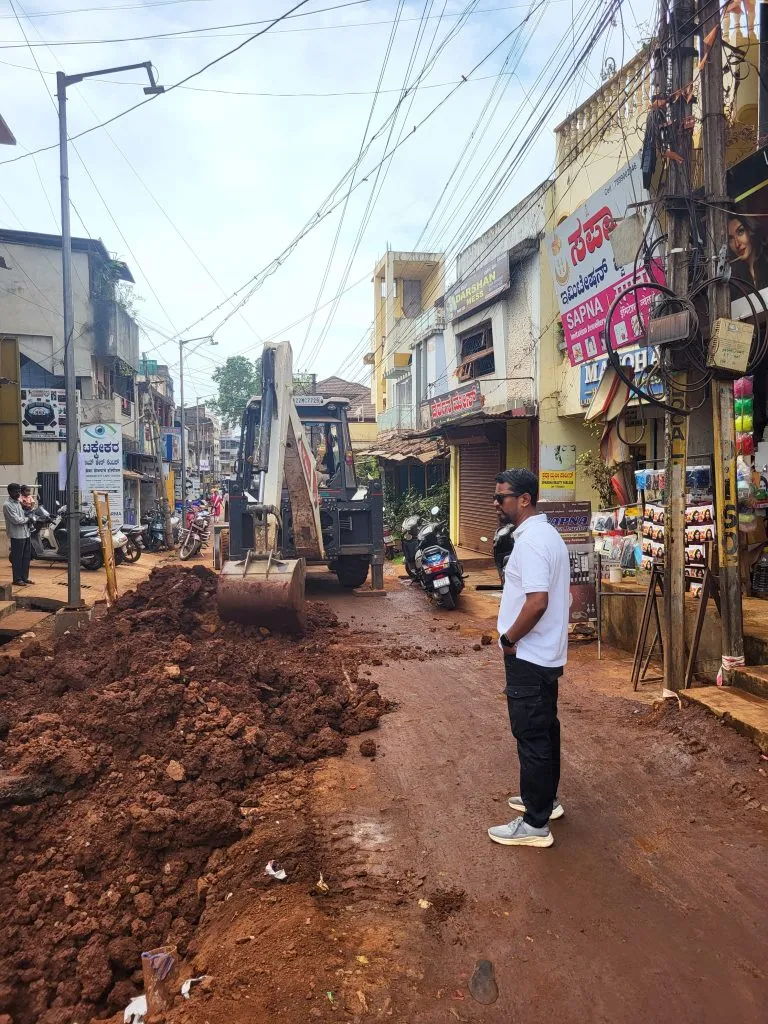The mudslide in Gondhali Gali was finally removed by the corporators themselves.