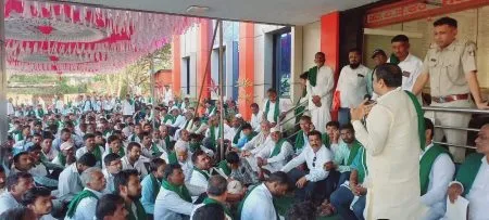 हुबळी हेस्कॉम कार्यालयावर रयतचा मोर्चा Raid march on Hubli HESCOM office