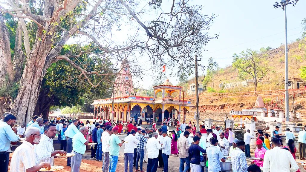 Huge crowd at Muchandi Siddheshwar Temple for Mahaprasad