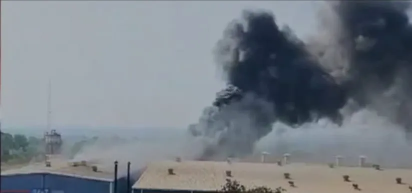 देसूर क्रॉस येथील कंपनीला शॉर्टसर्किटने आग Fire breaks out at a company at Desor Cross due to short circuit