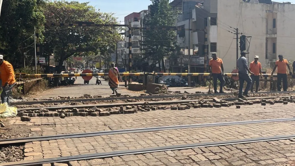 चौथ्या रेल्वेगेटवरील कामामुळे वाहतुकीत व्यत्यय Traffic disruption due to work at the fourth railway gate