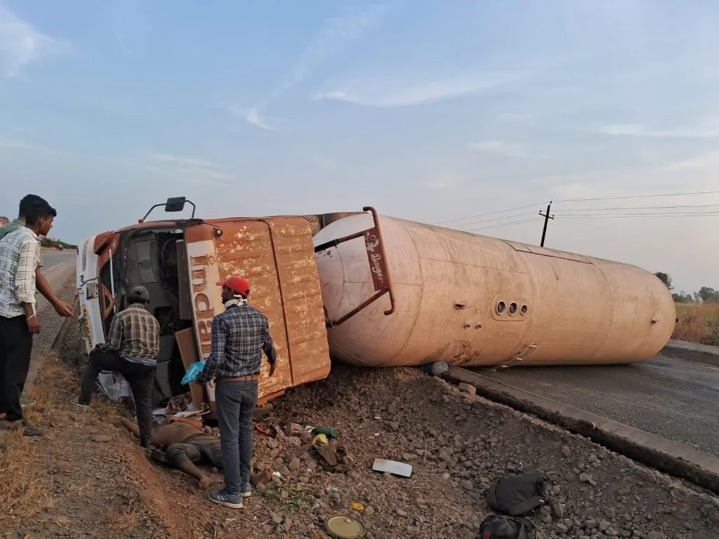 तवंदी घाटानजीक गॅसवाहू टँकर उलटला Gas tanker overturns near Tavandi Ghat