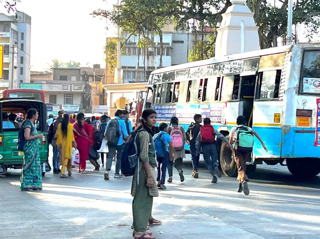 परिवहन अधिकाऱ्यांकडून बसथांब्यांचा सर्व्हे Bus stop survey by transport officials