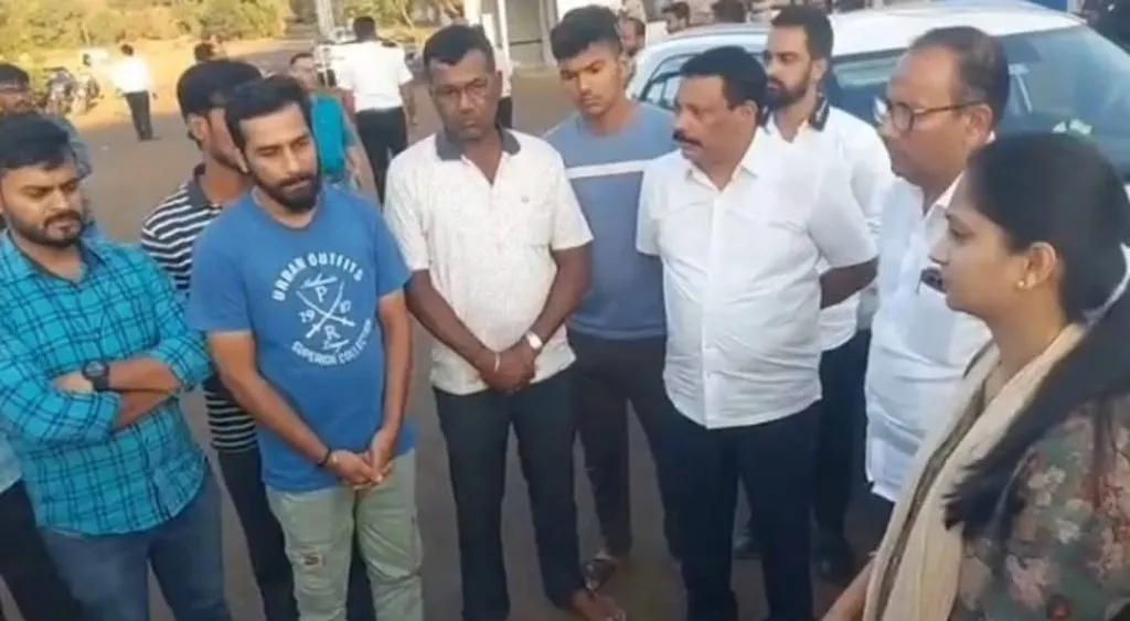 बळींच्या कुटुंबीयांना पालकमंत्र्यांची दोन लाखांची मदत Guardian Minister provides Rs 2 lakh assistance to victims' families