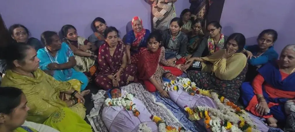 कुंभमेळ्यात बळी गेलेल्या वडगावच्या मायलेकींवर शोकाकुल वातावरणात अंत्यसंस्कार Funeral held in a mournful atmosphere for the Maylekis of Vadgaon who died in the Kumbh Mela