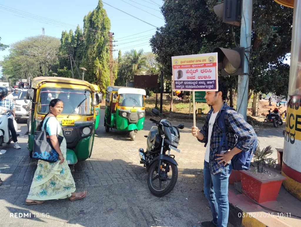 Gandhigiri of police for helmet use