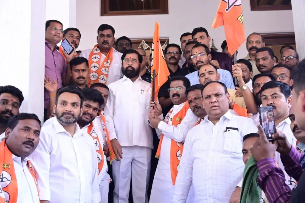 Shiv Sena gives Ubatha group another 'shock' in Kolhapur.