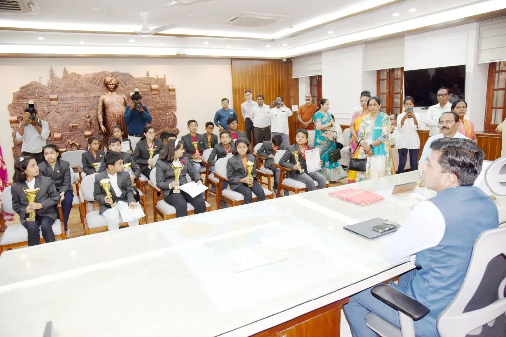 ध्येयासह पालकांची स्वप्नंही पूर्ण करा Fulfill your parents' dreams along with your goals.