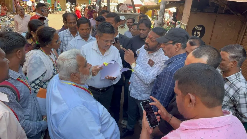 M. Phule vegetable market occupation controversy again