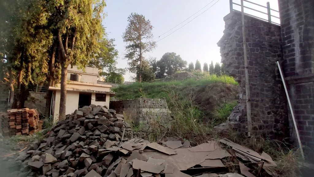 खासबागच्या कोसळलेल्या भिंतीचे काम अर्ध्यावरच The work on the collapsed wall of Khasbagh is only halfway done.