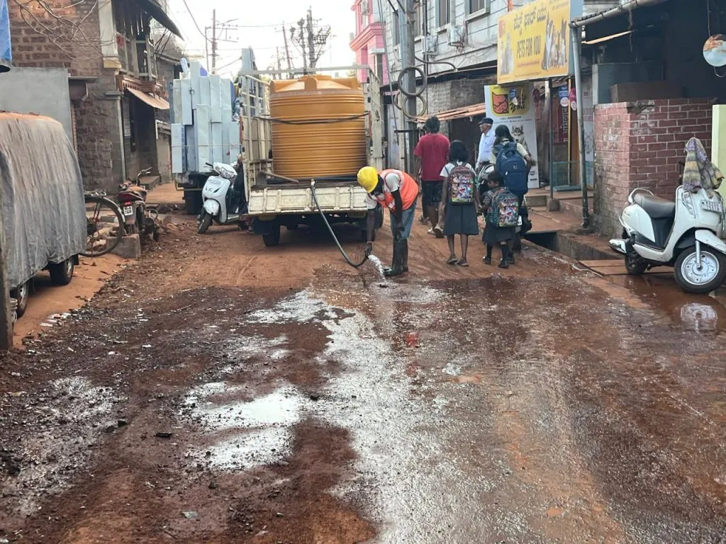 धुळीमुळे गोंधळी गल्लीतील नागरिक वैतागले Dust annoys residents of Gondhali Street