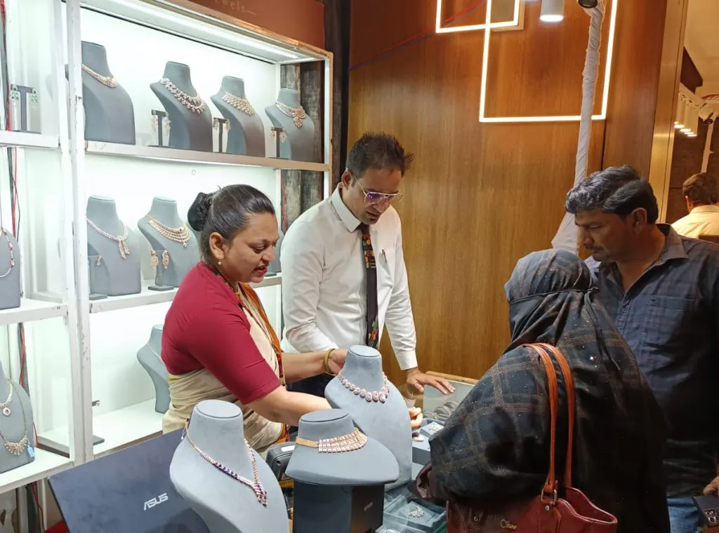 Exhibition of gold and diamond jewellery by Chandukaka Saraf Jewels