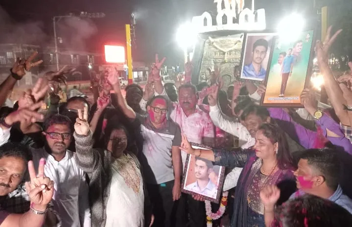 राहुल जारकीहोळींच्या विजयाचा कार्यकर्त्यांकडून जल्लोष Rahul Jarkiholi's victory is celebrated by his workers.