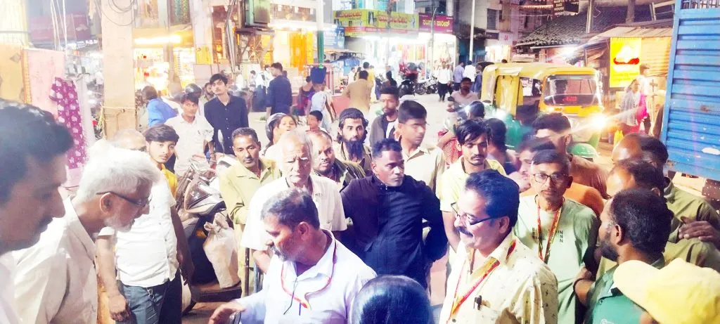 मनपा कर्मचारी- व्यापाऱ्यांत शाब्दीक चकमक Verbal clash between municipal employees and traders