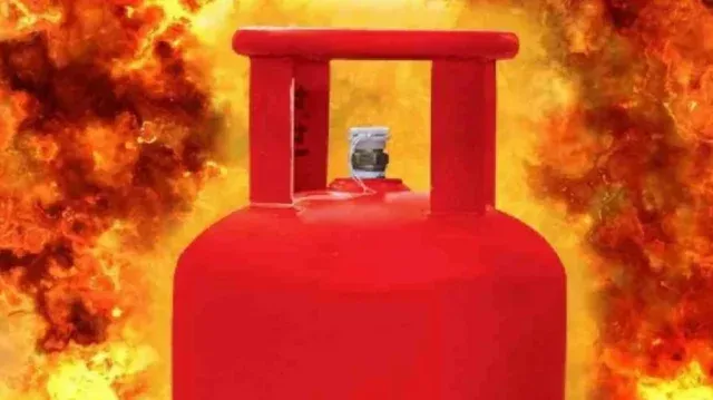 नंदगड येथे गॅस सिलिंडरचा स्फोट : पाचजण जखमी Gas cylinder explosion in Nandgad: Five injured