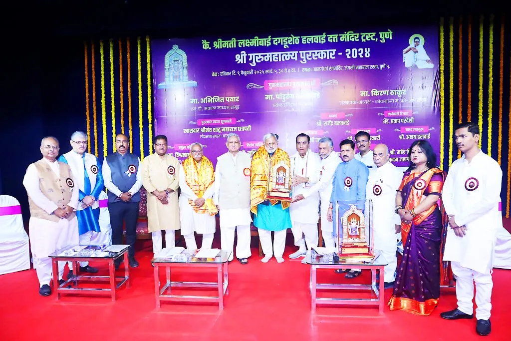 डॉ. किरण ठाकुर यांना ‘गुऊमाहात्म्य पुरस्कार’ प्रदान Dr. Kiran Thakur was presented with 'Gurumahatmya Award'