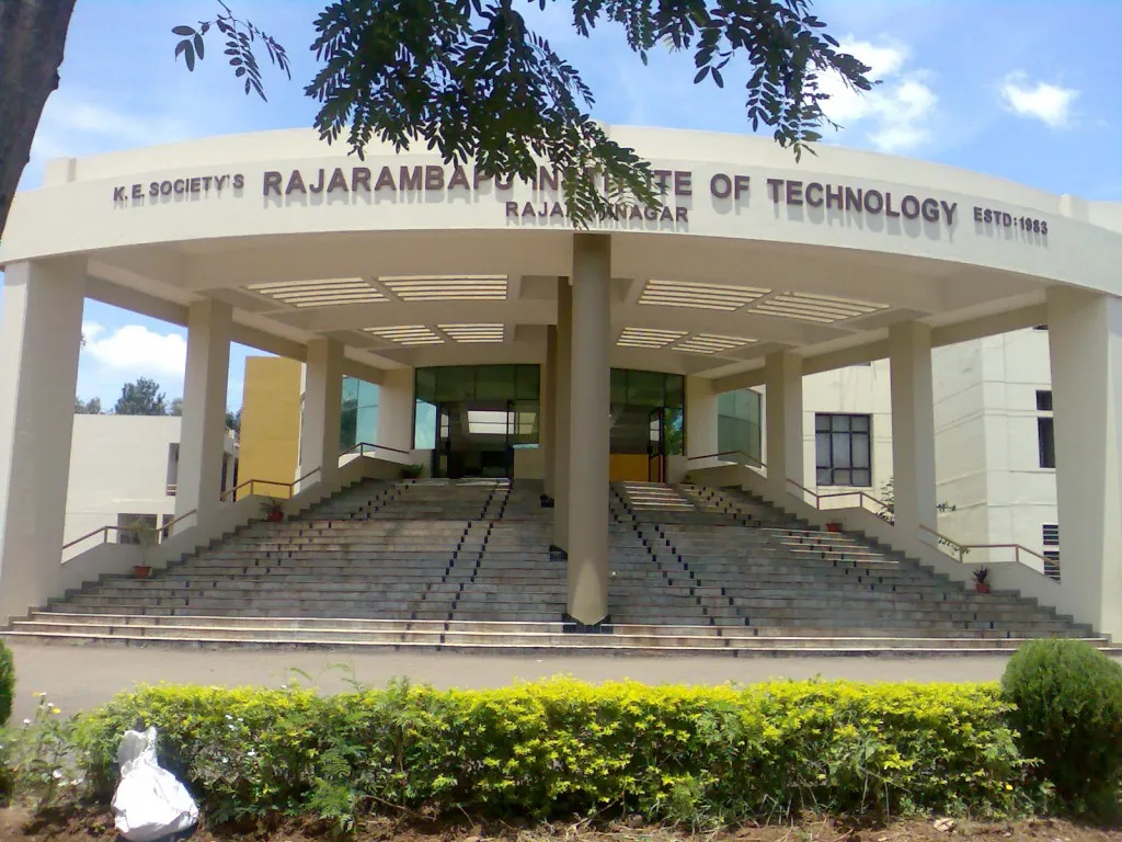 Gadkari's visit to Jayantrao's compound was eye-catching!