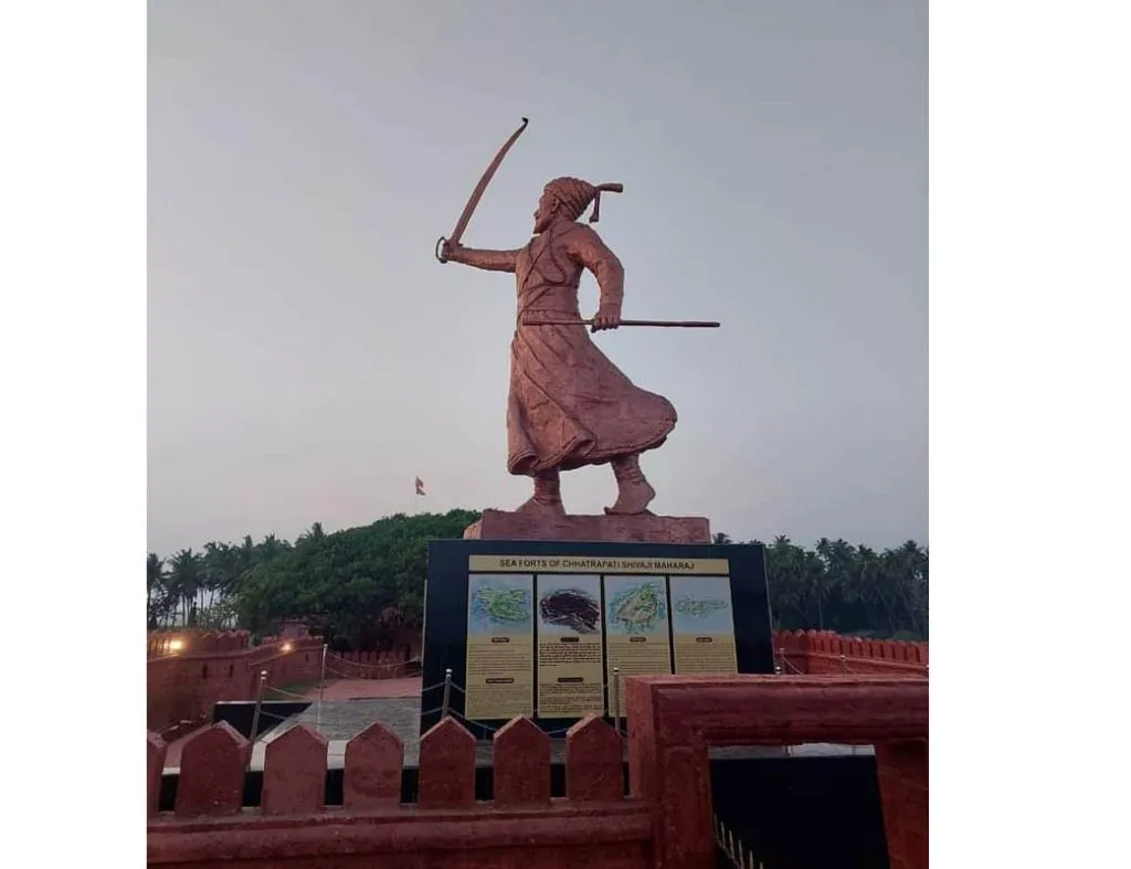 Erection of a Shiva statue... The golden age of Shiv Jayanti!