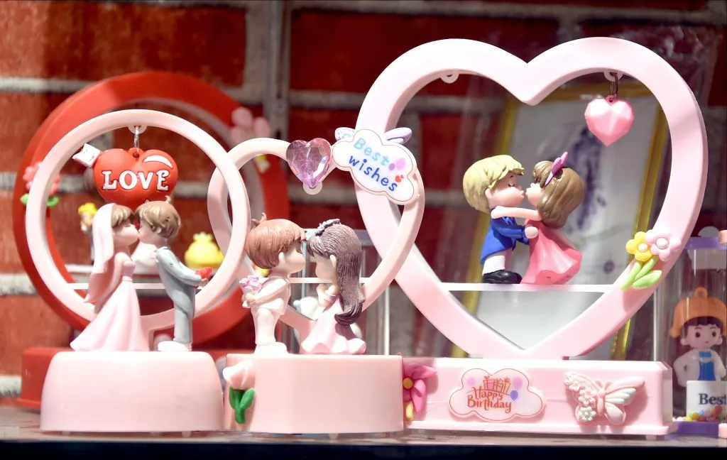 ग्रिटिंग, शो- पीस, कपल टेडी अन् ट्रेंडी गिफ्ट Greetings, show-pieces, couple teddy and trendy gifts