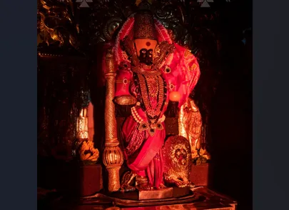 मावळतीच्या सूर्यकिरणांचा अंबाबाईला मस्तकाभिषेक The rays of the setting sun anoint Ambabai's head.