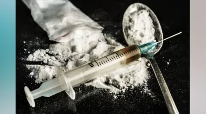 कराड पोलिसांनी तिघांकडून केले दहा ग्रॅम ड्रग्ज जप्त Karad police seize ten grams of drugs from three people