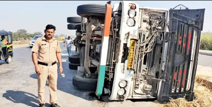 चालकाचा ताबा सुटल्याने कंटेनर उलटला Container overturned after driver lost control
