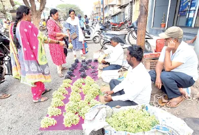 Farmers from Sangli and Tasgaon sell grapes directly to customers in Sangli