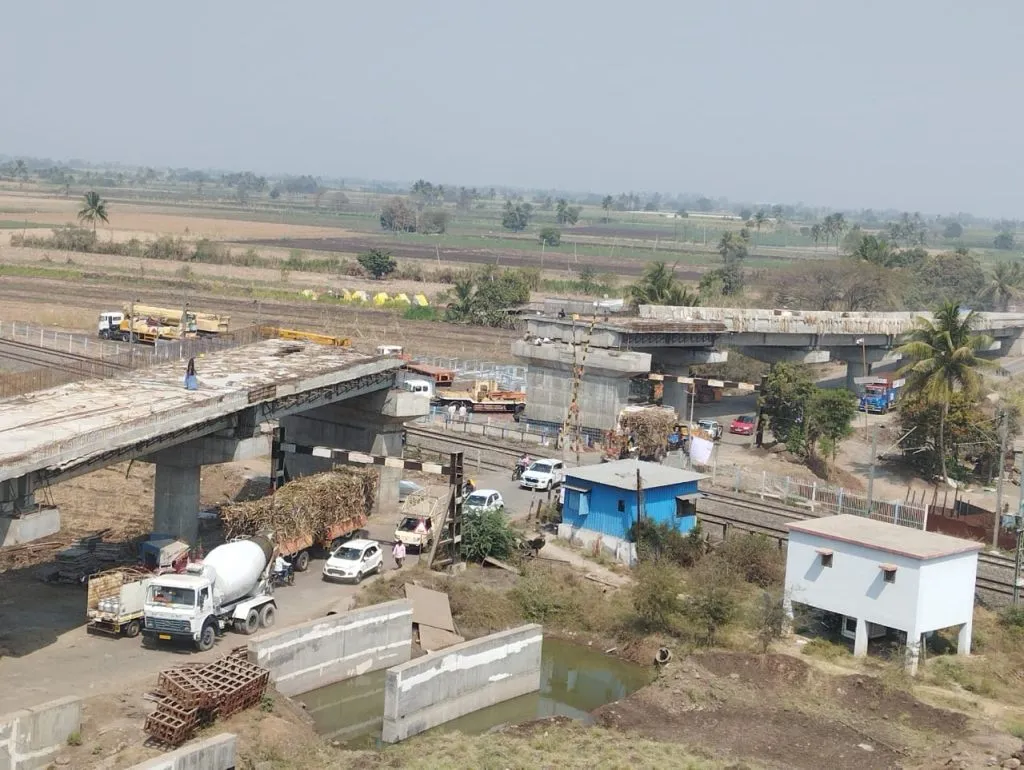 वसगडे रेल्वे गेट बंदने शेतकरी त्रस्त Farmers suffer due to closure of Vasgade railway gate