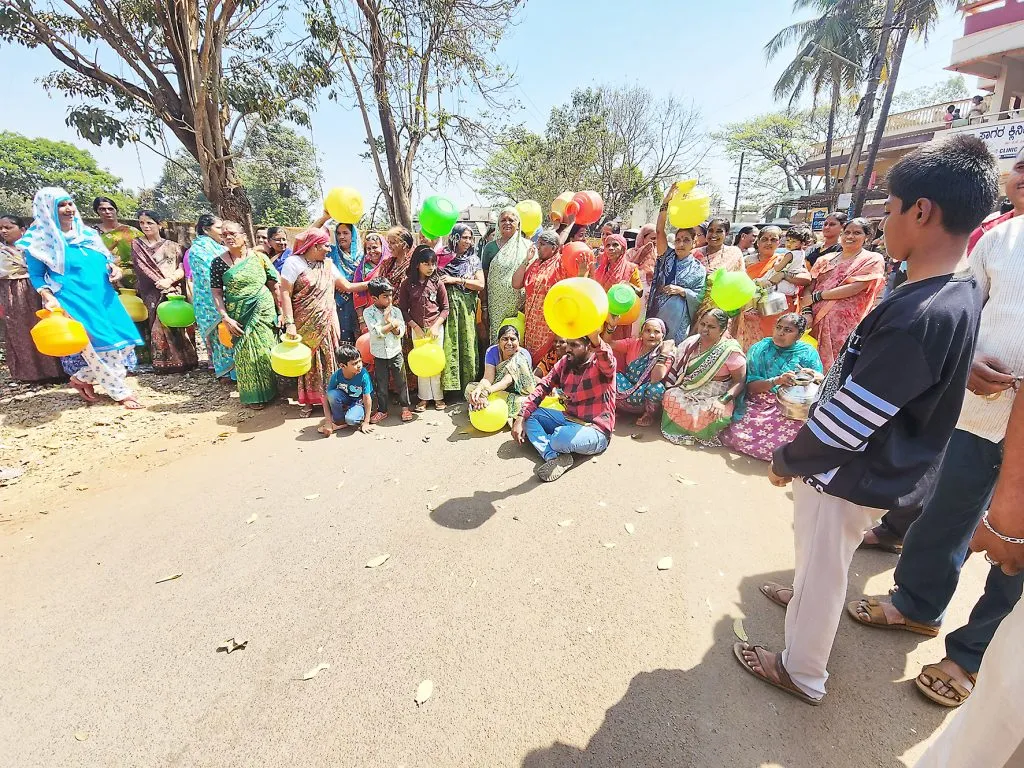 Women from Majgaon-suburbs march for water