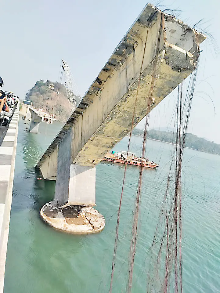 अवशेष हटविताना जुन्या पुलाचा गर्डर कोसळला Girder of old bridge collapses while removing debris