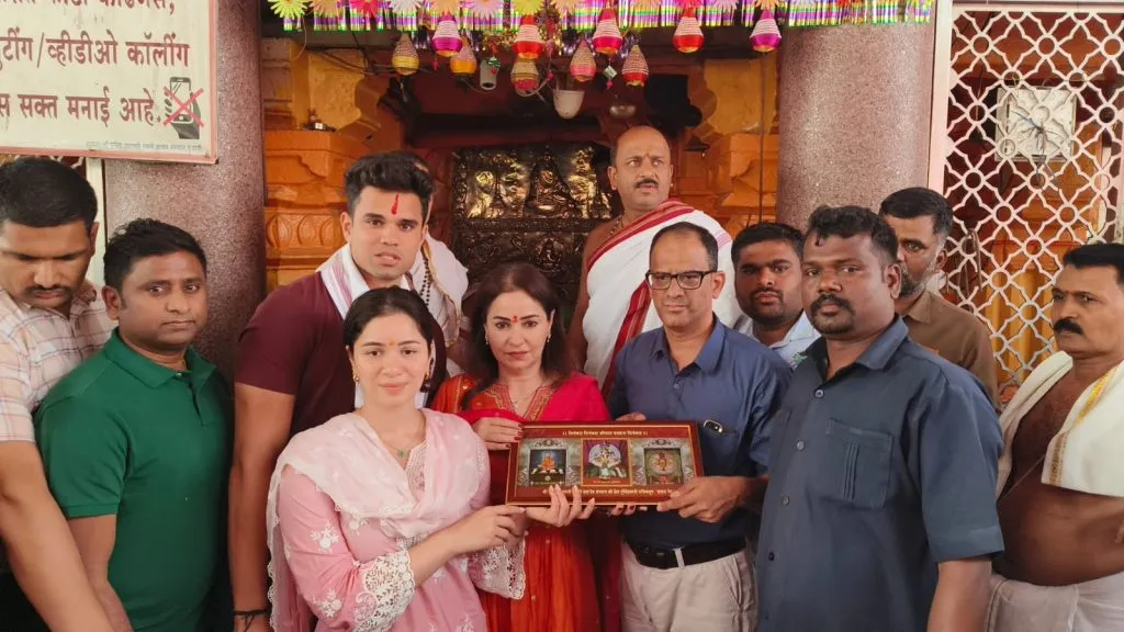 तेंडुलकर कुटुंब नृसिंहवाडी येथे दत्ताच्या दर्शनाला Tendulkar family pays homage to Dutt at Nrusinghwadi
