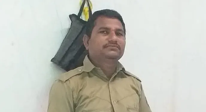 प्रवासादरम्यान वाहकाचे हृदयविकाराने निधन The carrier died of a heart attack during the journey.