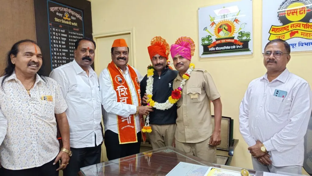Shiv Sena (UBT) Honors Driver-Conductor in Kolhapur