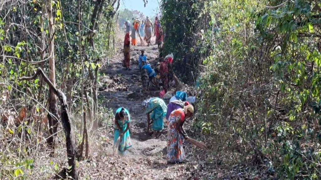 कुणकेश्वर भेटीसाठीच्या पारंपरिक वाटेची श्रमदानातून स्वच्छता