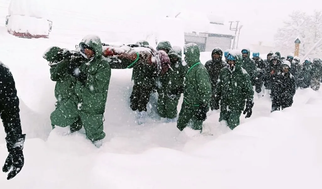 बीआरओच्या प्रकल्पातील ५७ कामगार हिमस्खलनात अडकले 57 workers of BRO project trapped in avalanche