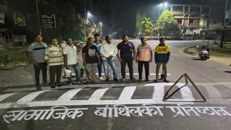 सामाजिक बांधिलकीकडून सावंतवाडीतील गतिरोधकांवर पांढऱ्या पट्ट्या