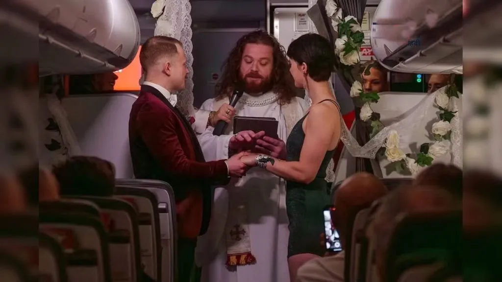 30 हजार फुटांच्या उंचीवर विवाह Marriage at an altitude of 30 thousand feet