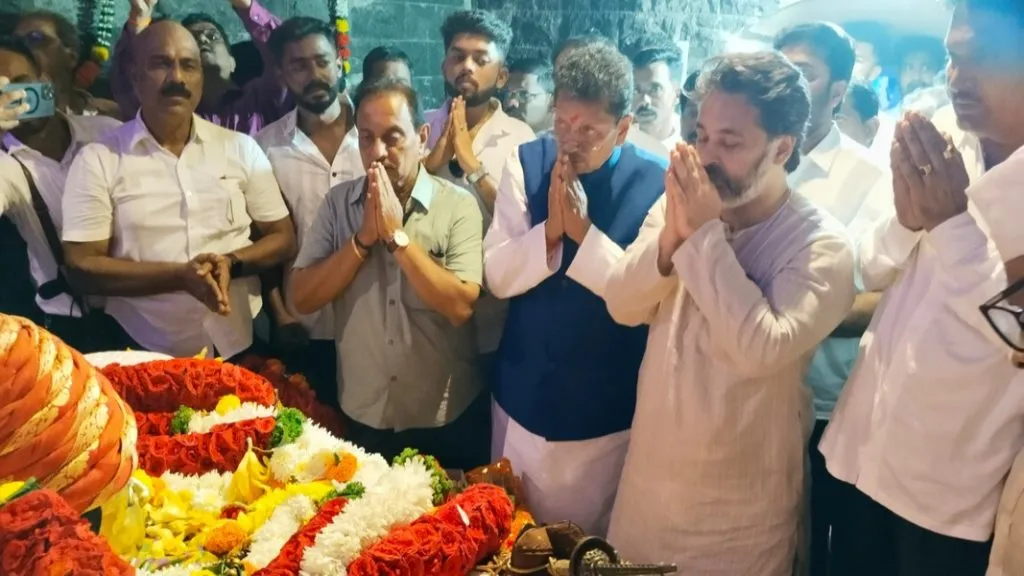 शिवराजेश्वर मंदिरात शिवरायांसमोर आमदार राणे , केसरकर नतमस्तक