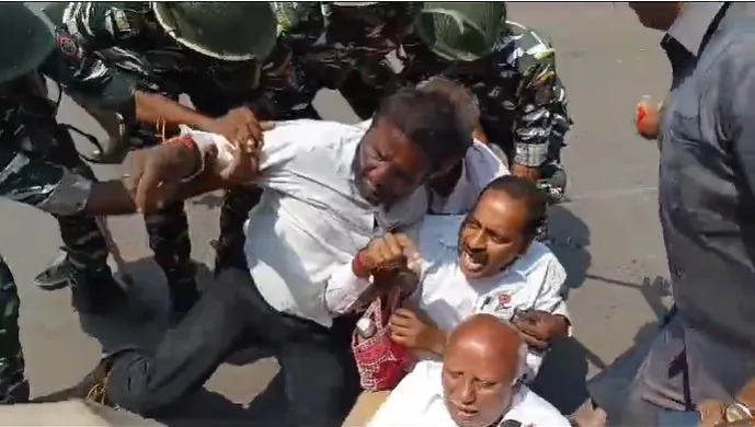 कोल्हापुरात कृषिमंत्र्यांच्या विरोधात स्वाभिमानीचे आंदोलन Swabhimani protest against Agriculture Minister in Kolhapur