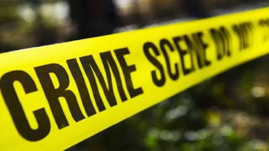 Crime News : धारदार शस्त्राने डोक्यावर वार, 2 अल्पवयीन मुलांकडून वीटभट्टी कामगाराचा खून Security guard brutally murdered in Gangwadi