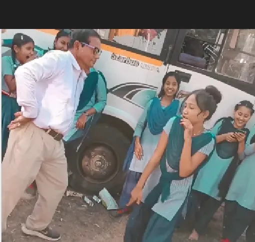 गुरु शिष्याच्या नात्याला लाजवणारा प्रकार A dance video of a student teacher went viral