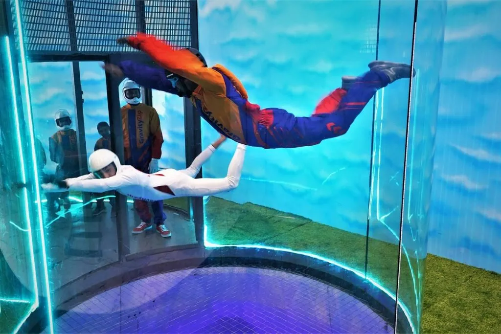 हैदराबादमध्ये इनडोअर स्कायडायव्हिंगचा आनंद Enjoy indoor skydiving in Hyderabad