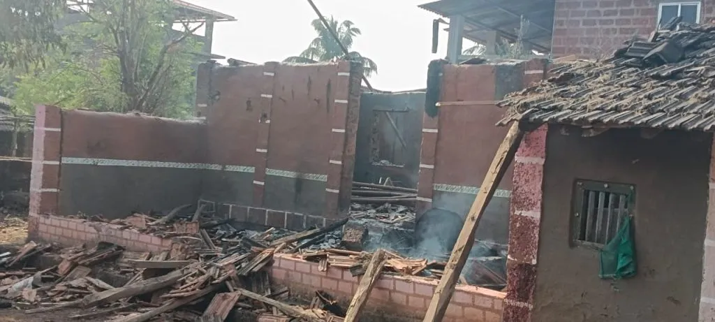 House gutted in fire at Kandivali