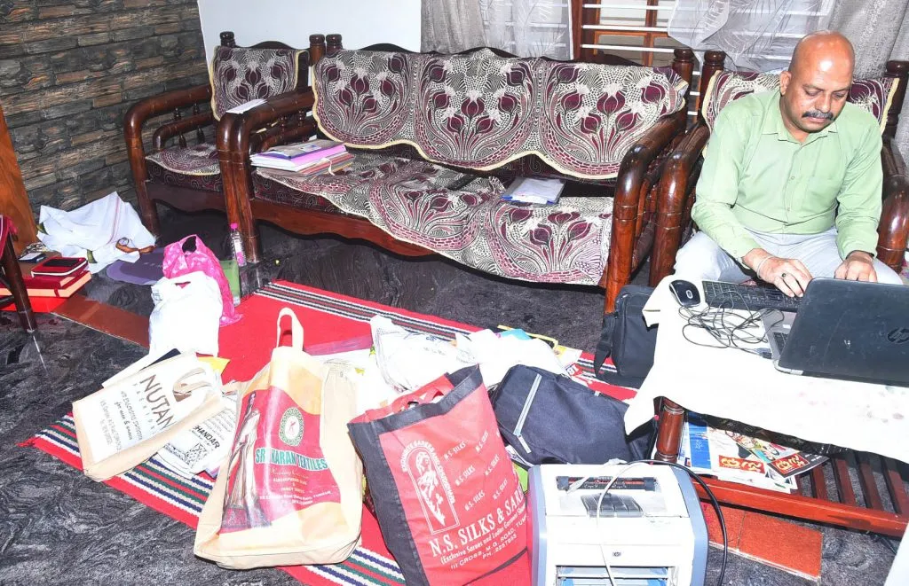 आठ भ्रष्ट अधिकाऱ्यांना दणका Eight corrupt officials busted