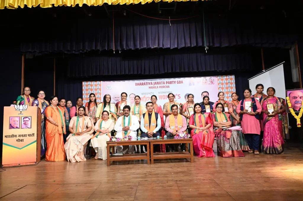 भाजपात स्त्री-पुरुषांना समान स्थान Equal place for men and women in BJP