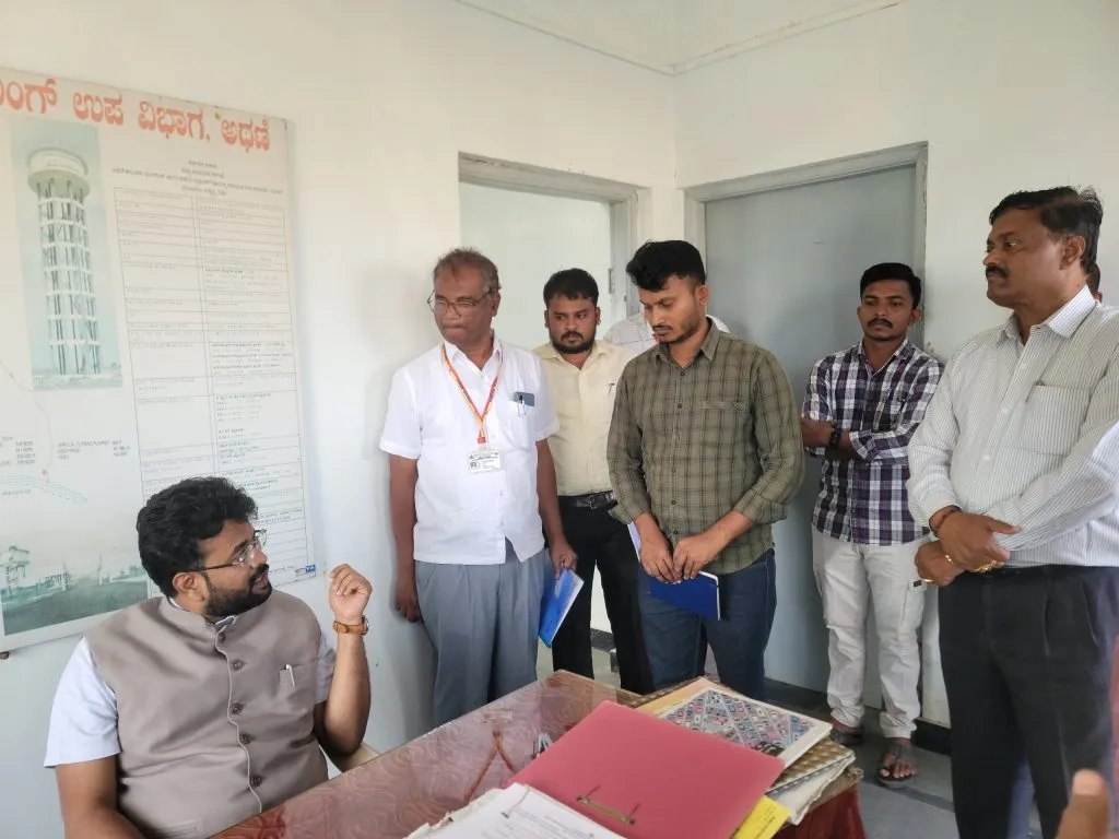 पाण्याची कमतरता भासू देऊ नका Don't let water shortages occur.