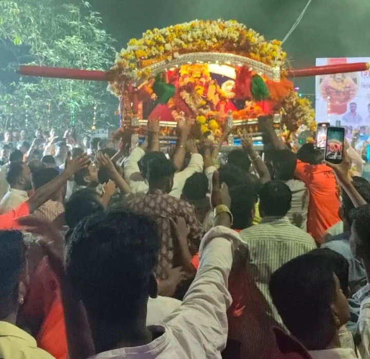 Hooray, hooray... Our Bhairi Buwa's golden plume... Holiyo!